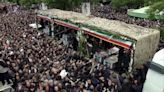 Funeral de Ebrahim Raisi, presidente de Irán,: las impactantes imágenes de la multitudinaria despedida