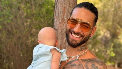 Maluma se convierte en el tierno estilista de su hija, Paris, para celebrar sus cuatro meses