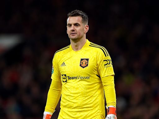 Tom Heaton signs new one-year deal with Manchester United