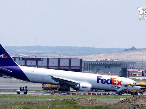 起落架故障！FedEx貨機土耳其迫降「機頭朝地」 起火畫面曝光│TVBS新聞網