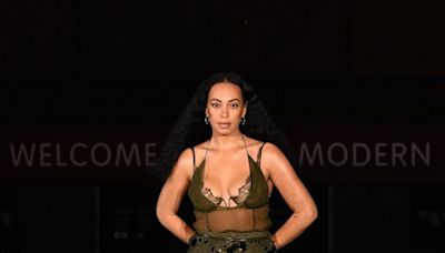 Irmã de Beyoncé, Solange Knowles é destaque em desfile com look transparente