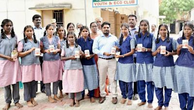 Students given piggy banks to save money for buying books at Book Fair