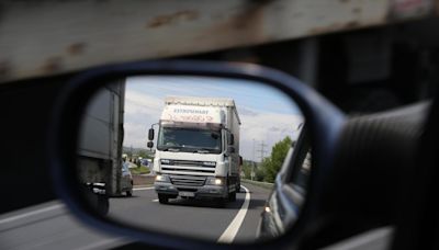 El incendio de un camión en la AP-7 en El Vendrell mantiene un carril cortado y tráfico lento