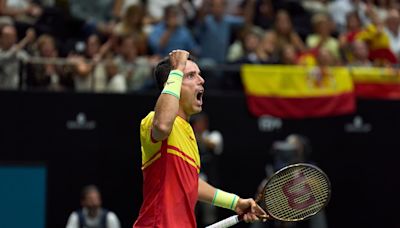 Bautista sobrevive al borde del abismo y brinda a España su primer punto ante Francia (2-6, 7-5, 6-3)