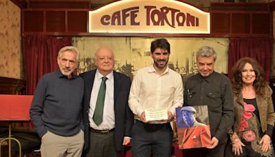 Homenaje a Pablo Neruda en el Café Tortoni por su 120º aniversario de nacimiento