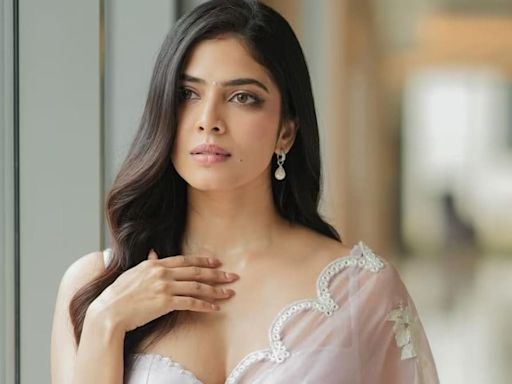 Actress Malavika Mohanan Oozes Elegance In Pastel Pink Saree - News18