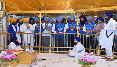 Watch: Bronze medal-winning Indian hockey team seeks blessings at Golden Temple - CNBC TV18