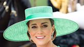 Kate Middleton deslumbra con un espectacular abrigo-vestido verde con broches joya e imponente pamela