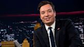 Jimmy Fallon, acusado de generar “un clima laboral tóxico”, de mantener “conductas erráticas” y maltratar a su equipo