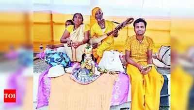 Bengal Baul singers enthral devotees at Ambubachi Mela | Guwahati News - Times of India