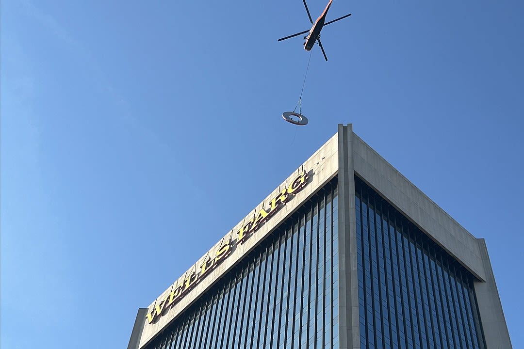 Helicopter removes Wells Fargo signage from Downtown Jacksonville tower | Jax Daily Record