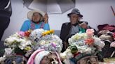 Bolivia rinde culto a cráneos humanos y almas olvidadas con coca y velas