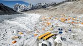 La justicia de Nepal ordena limitar los permisos de escalada al Everest