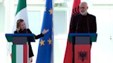 Meloni visita Albania de cara a inicio de polémico plan para retener migrantes con destino a Italia