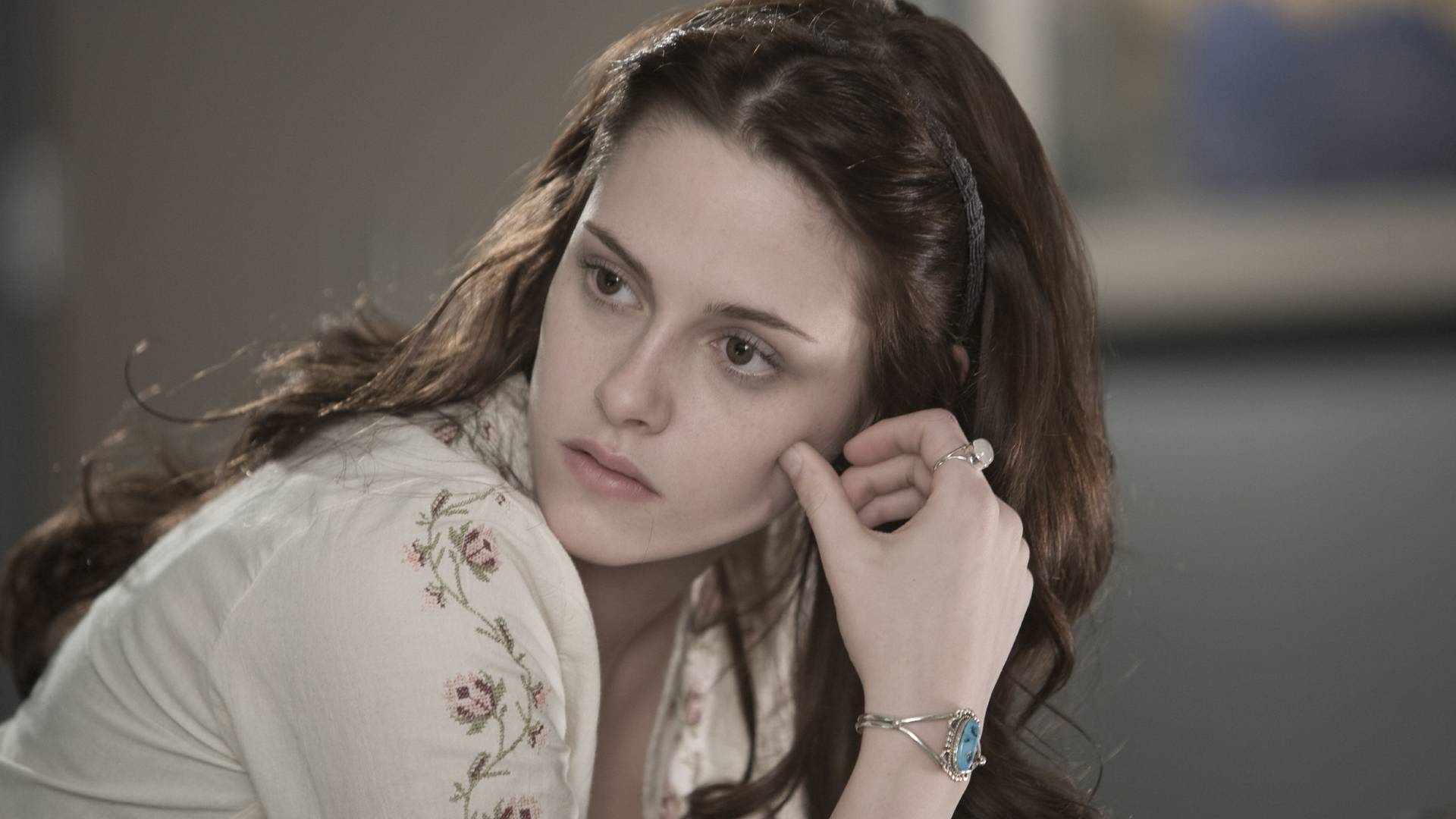 12 years after Twilight, Kristen Stewart is set to star in a new vampire movie with Oscar Isaac