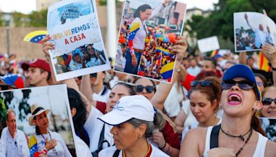 Miles de personas se concentran en la plaza Colón de Madrid con consignas por la libertad en Venezuela