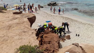 Tragedia en Formentera: una bebé de dos meses muere por un desprendimiento de rocas en la playa