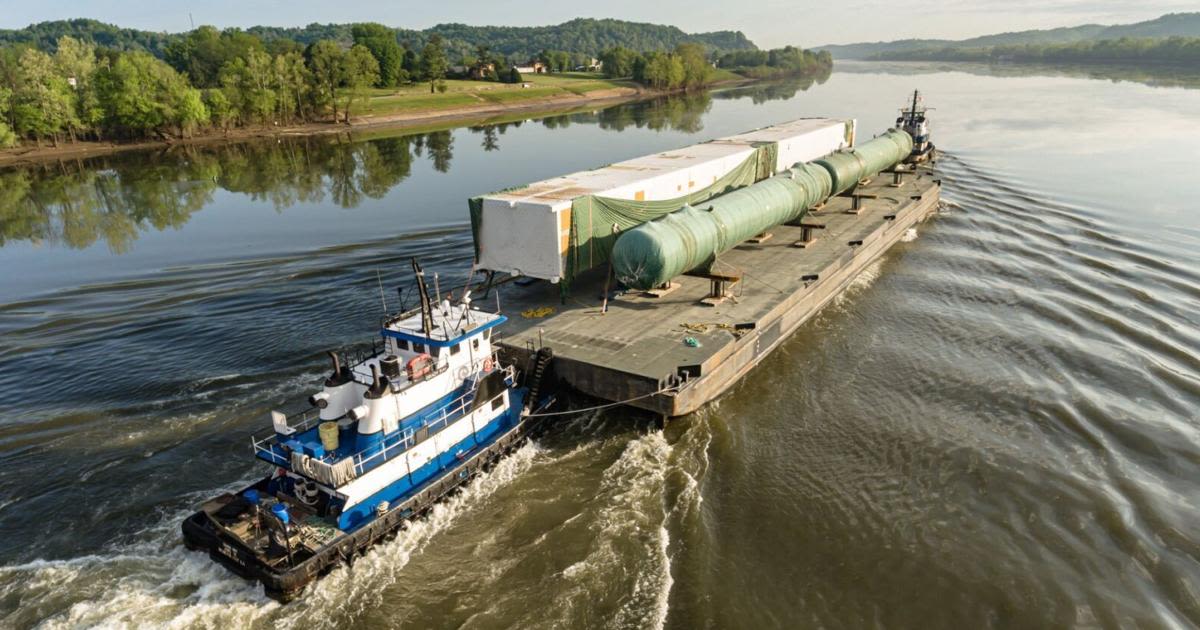 On Ohio River, unusual 2-vessel tow used to bring equipment to Nucor site