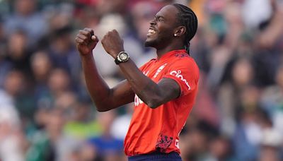 Jofra Archer makes classy return as England beat Pakistan in second T20