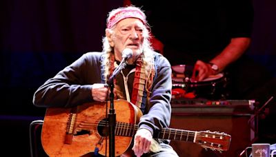 Review: Willie Nelson, Bob Dylan provide stellar night at San Diego concert