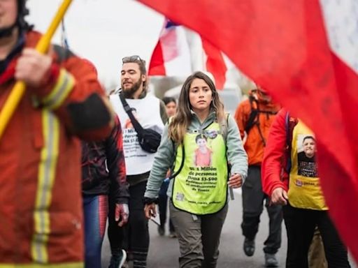 Mamá de Tomás Ross llega a San Bernardo e inicia tramo final para reunirse con el Presidente Boric - La Tercera