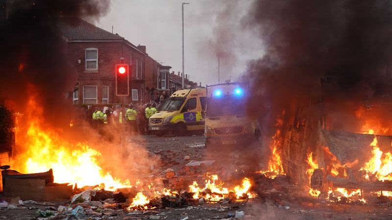 Elon Musk says ‘civil war is inevitable’ as UK rocked by far-right riots. He’s part of the problem | CNN Business