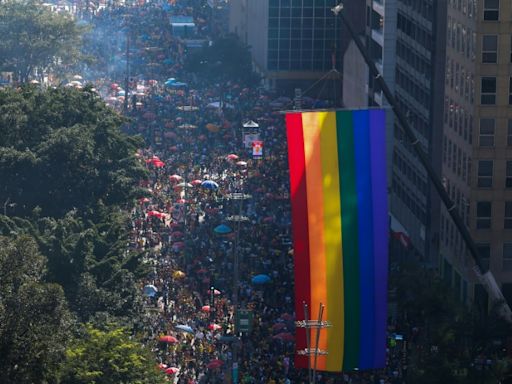 Gran marcha LGBTQ viste Sao Paulo con el verde y amarillo de la bandera de Brasil
