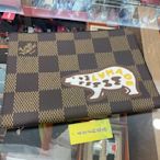 ☆最愛二手精品☆ LOUIS VUITTON LV Nigo Pochette Jour GM 全新咖啡色棋盤格北極熊L型拉鍊手拿包 N60390 C2023