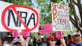Manifestantes com fotos de vítimas de massacre em escola protestam em convenção da NRA no Texas