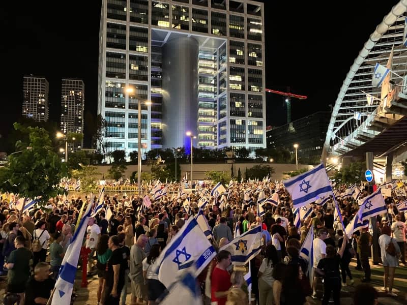 Tens of thousands of Israelis turn out calling for a hostage deal