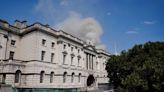 Bomberos combaten un gran incendio en Somerset House de Londres