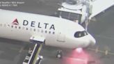 El momento en que pasajeros evacuan un avión de Delta por un incendio en la aeronave luego de aterrizar