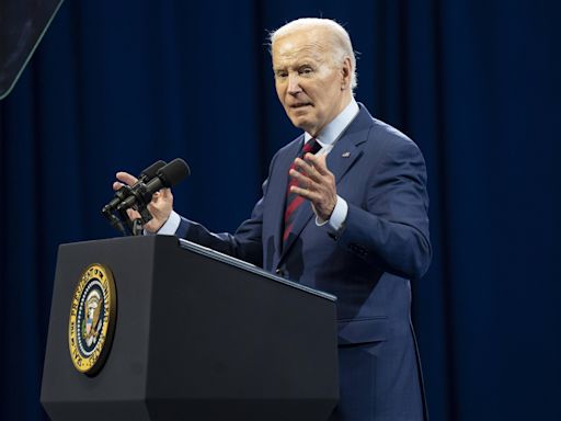 Biden se reúne con familiares de los policías muertos en un tiroteo en Carolina del Norte