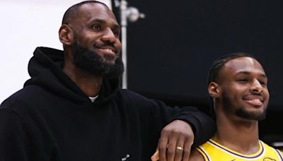 Los Lakers presentan a Bronny junto a LeBron: “No le regalamos nada, se lo ganó"