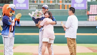 獅隊為陳聖平首轟頒獎 家人出席給予支持