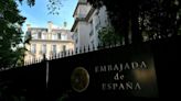 España anuncia que retira "definitivamente" a su embajadora en Argentina