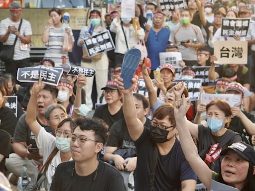 高雄反國會濫權 數百人拿「藍白拖」抗議：藍白不倒、台灣不好