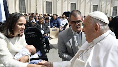 Ao lado da mulher, Juliano Cazarré mostra novas fotos de encontro com Papa Francisco no Vaticano