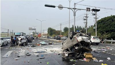 雲林工業區「5車連環撞」 駕駛慘困車內3車面目全非