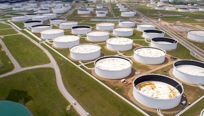 US crude and gasoline inventories fell last week, distillate stocks rose, EIA says