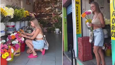 Mujer rusa regala flores a mexicanas, así fue su reacción