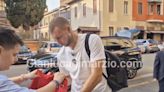 Watch: Pavlovic arrives at hotel after Milan medical and signs shirts for fans