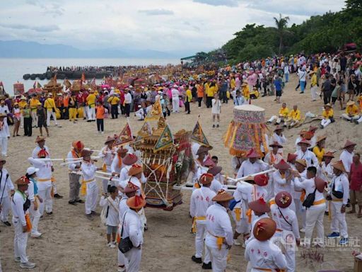 小琉球迎王祭典開跑 中澳沙灘請水儀式萬頭鑽動