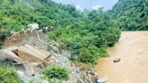 Bus emportés par un glissement de terrain au Népal: une soixantaine de disparus