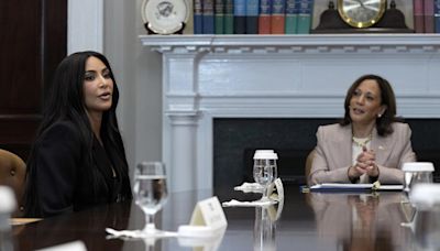 Kim Kardashian se olvida del jet set y asiste a la Casa Blanca para hablar sobre justicia penal - La Opinión