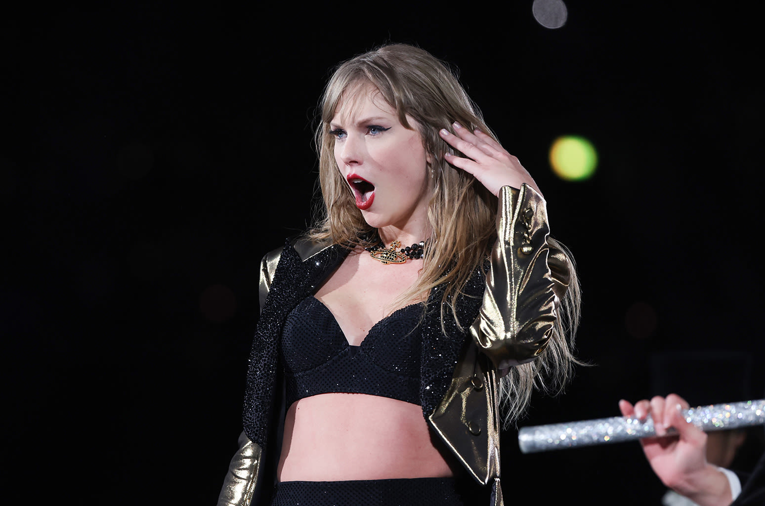 Taylor Swift Tells Fans ‘Talk Amongst Yourselves’ While Expertly Handling Eras Tour Wardrobe Slipup
