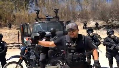 "Videocorrido" con armas y patrullas de la policía de Oaxaca causa indignación; acusan apología del crimen