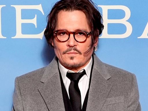 Johnny Depp busca dejar atrás su escandaloso pasado y trata de mantenerse sano y rodeado de buenos amigos