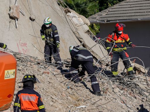 Aumentan a 32 los muertos por derrumbe de un edificio en Sudáfrica; hallan a un superviviente