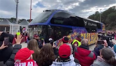 Unos 200 aficionados reciben al Barça a su llegada a Girona